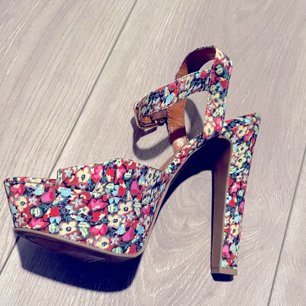 Jessica Simpson Floral Platforms Size 10